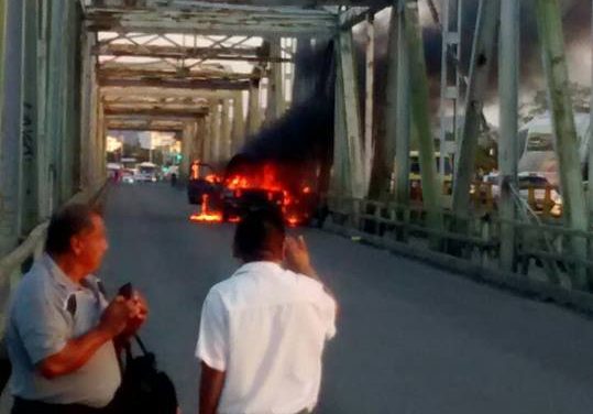 De última hora: Vehículo incendiado en el puente Cazones I