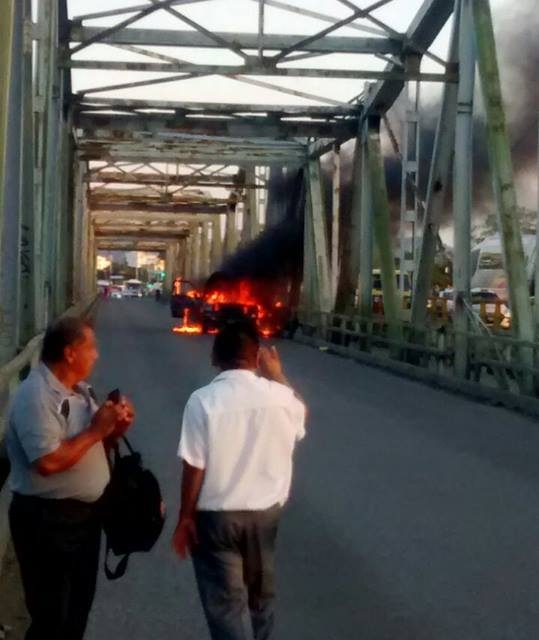 De última hora: Vehículo incendiado en el puente Cazones I