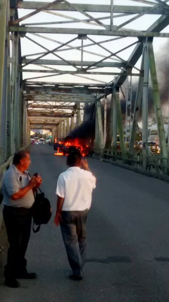 De última hora: Vehículo incendiado en el puente Cazones I