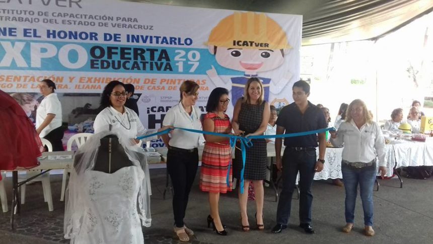 Exposición en el Parque Juárez de trabajos por parte de alumnas del ICATVER Poza Rica.