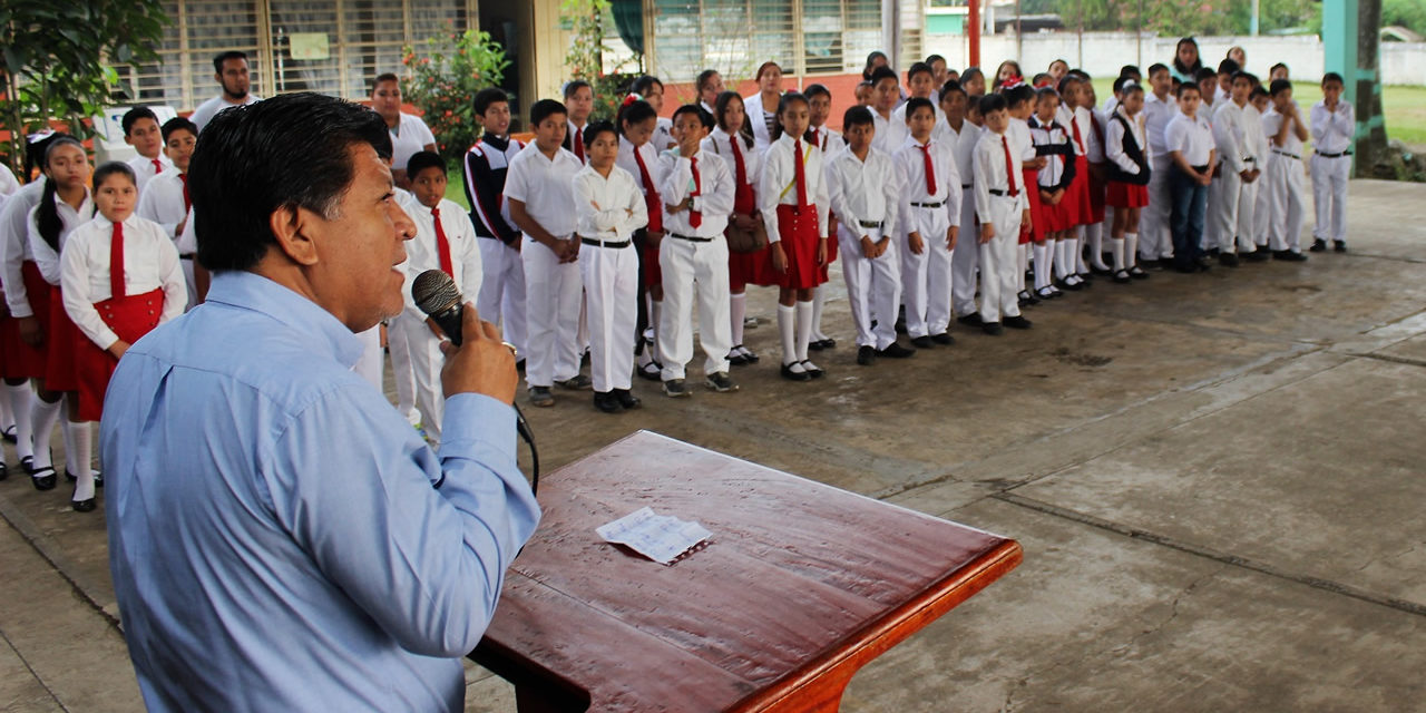 Escucha alcalde necesidades del sector educativo