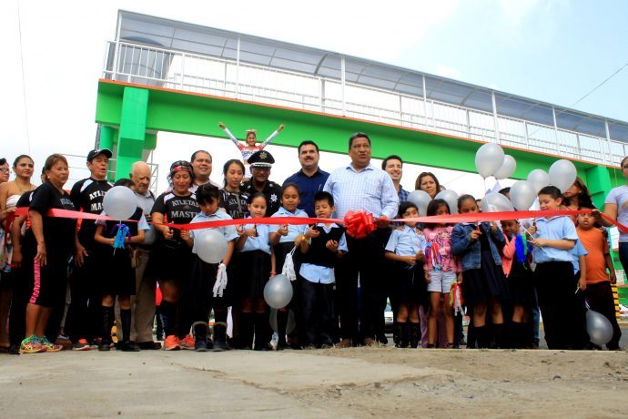 Inaugura el alcalde SLQC la obra del puente peatonal en Poza Rica Ver.