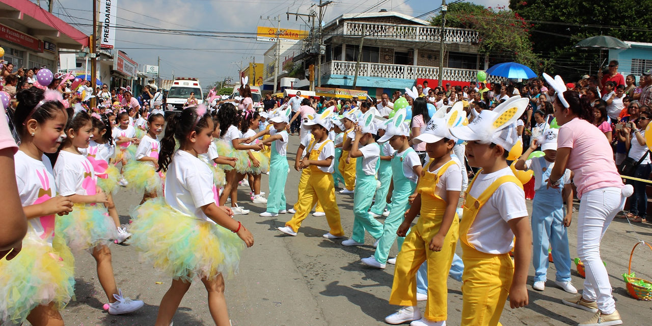 Con colorido desfile reciben a la Primavera