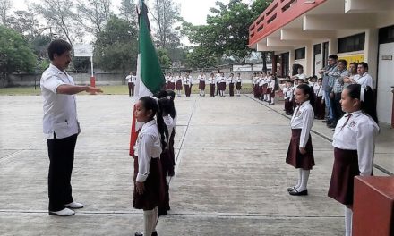 Interpretan Himno Nacional en nahuatl