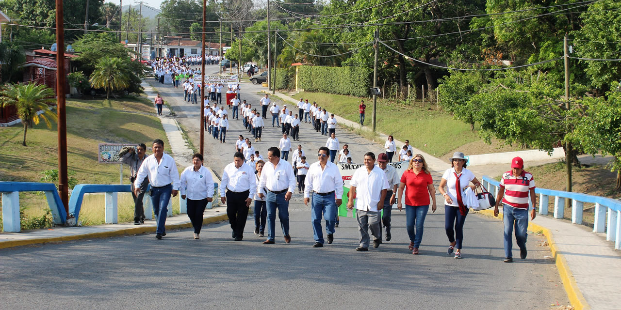 Participan autoridades municipales en desfile