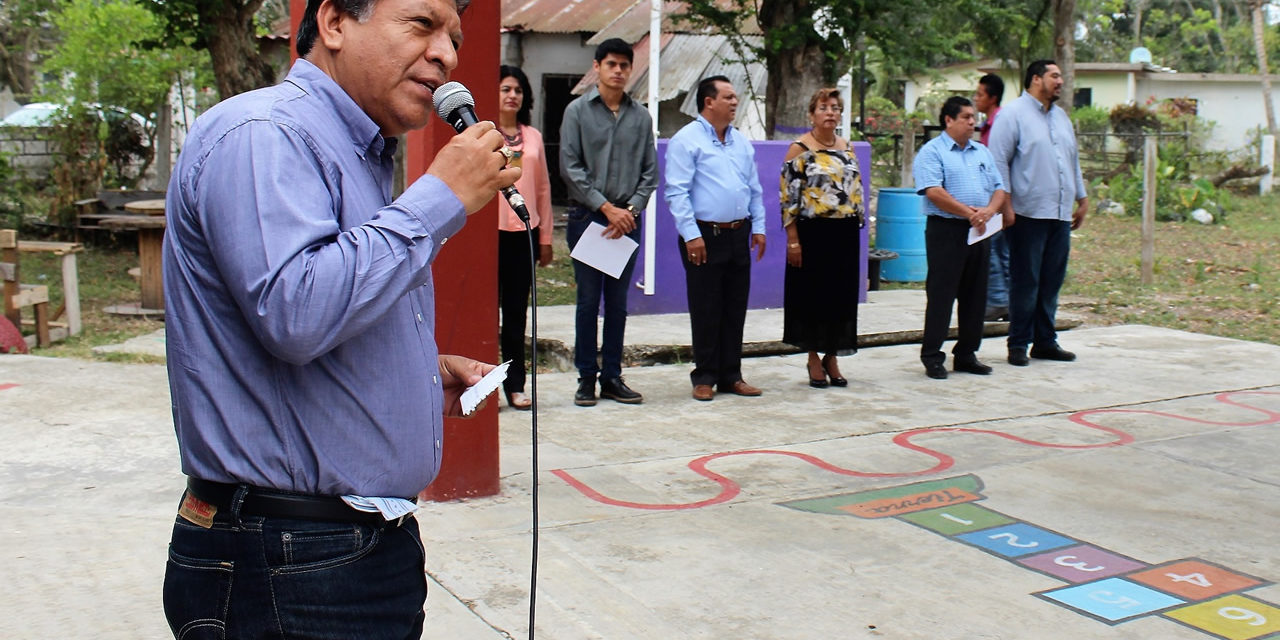 Reconoce alcalde labor de docentes en las aulas