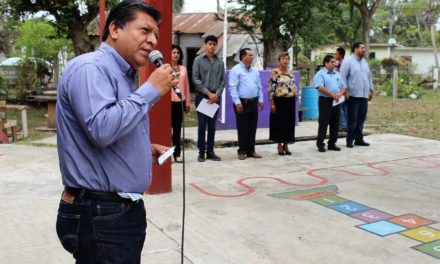 Reconoce alcalde labor de docentes en las aulas
