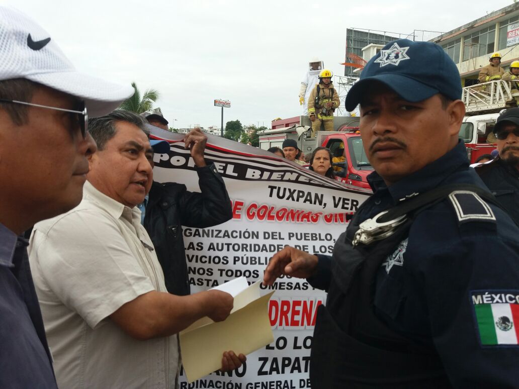 Tuxpan: Habitantes se manifiestan en el desfile.