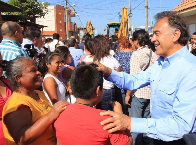 El Gobernador Miguel Ángel Yunes Linares y el Alcalde de Veracruz, Fernando Yunes Márquez, iniciaron la reconstrucción con concreto hidráulico del Eje Intercolonias: Veracruz