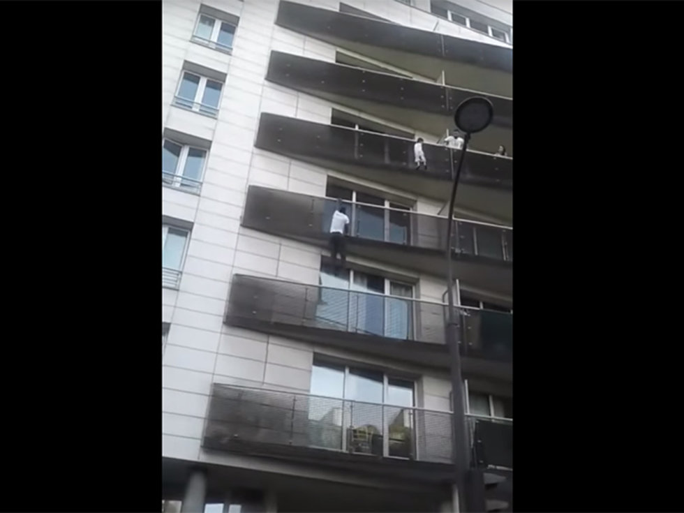 ‘Hombre Araña’ escala edificio para salvar a niño en París