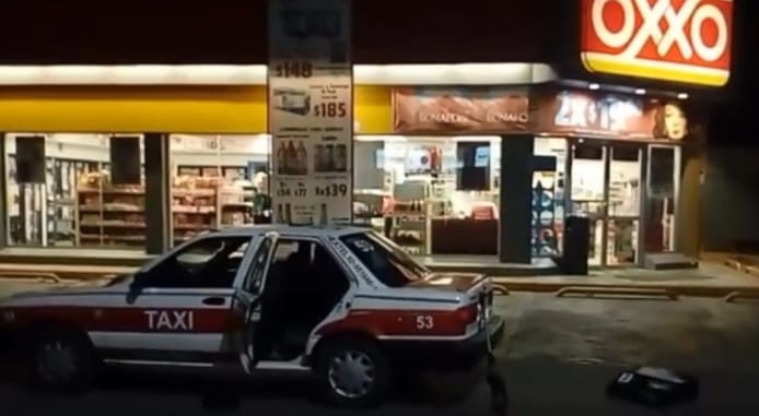 Secuestran a joven en un asalto a las afueras de un Oxxo