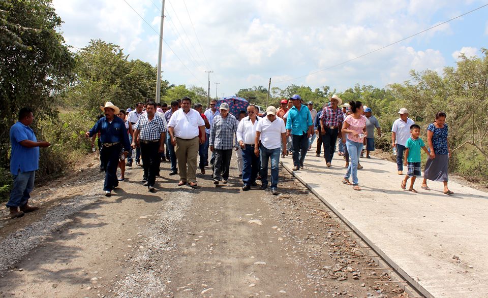 Supervisa Toño Aguilar construcción carretera a concreto hidráulico de los kilómetros