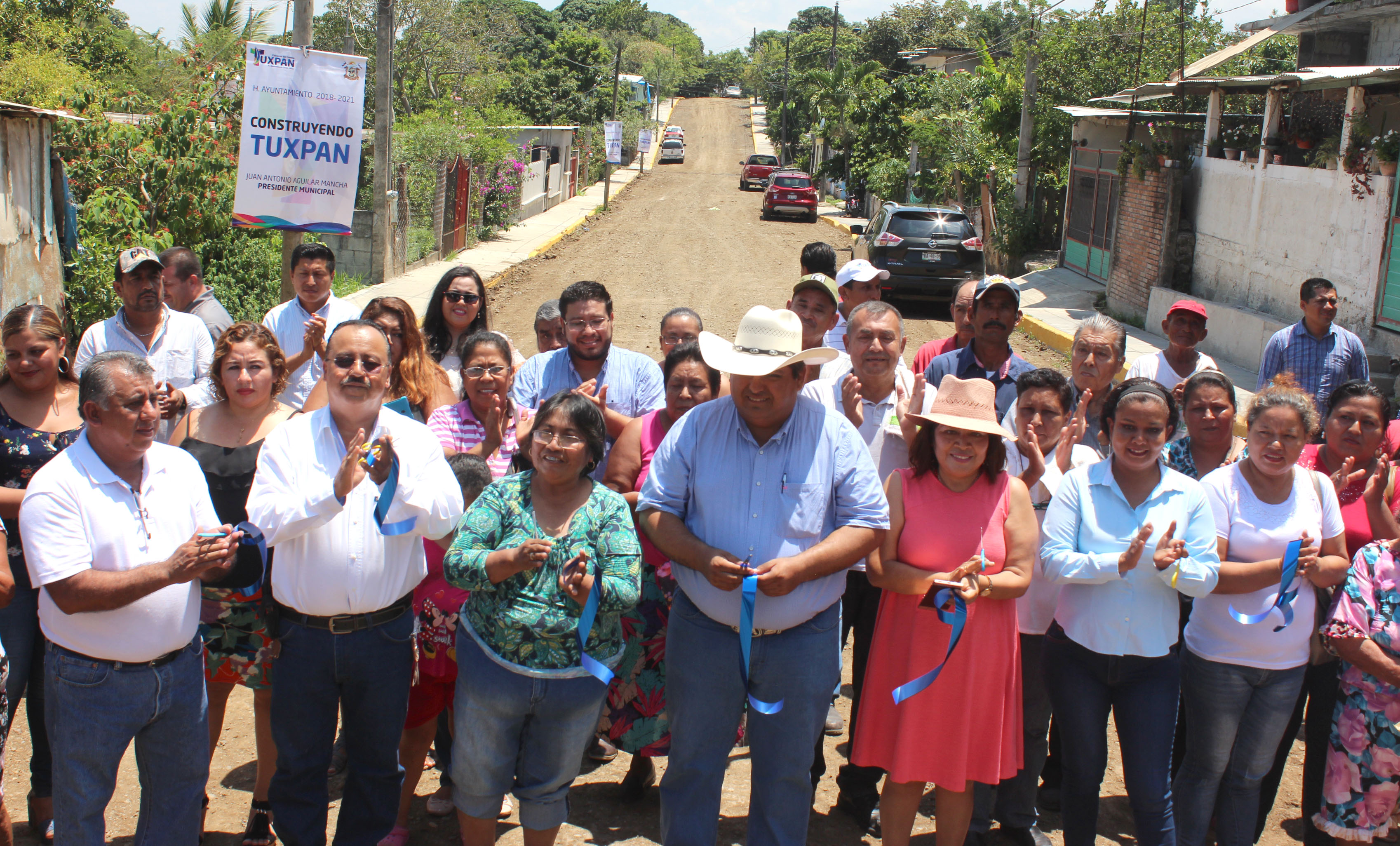 Toño Aguilar supervisa apoyos en la comunidad de El Edén e inaugura obra en La Victoria