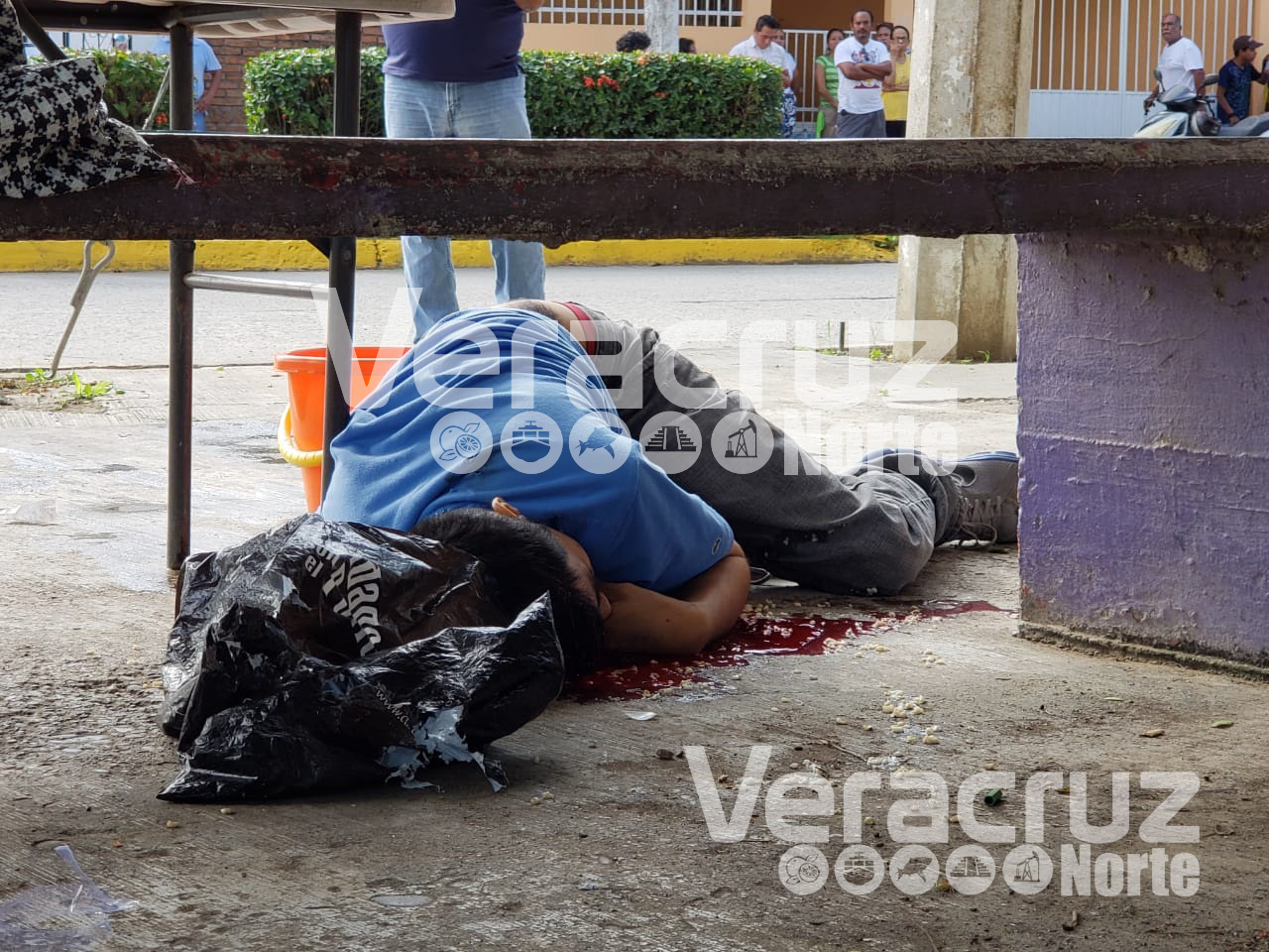 Asesinan a balazos a jovén frente a puesto de comida en Infonavit Tenechaco