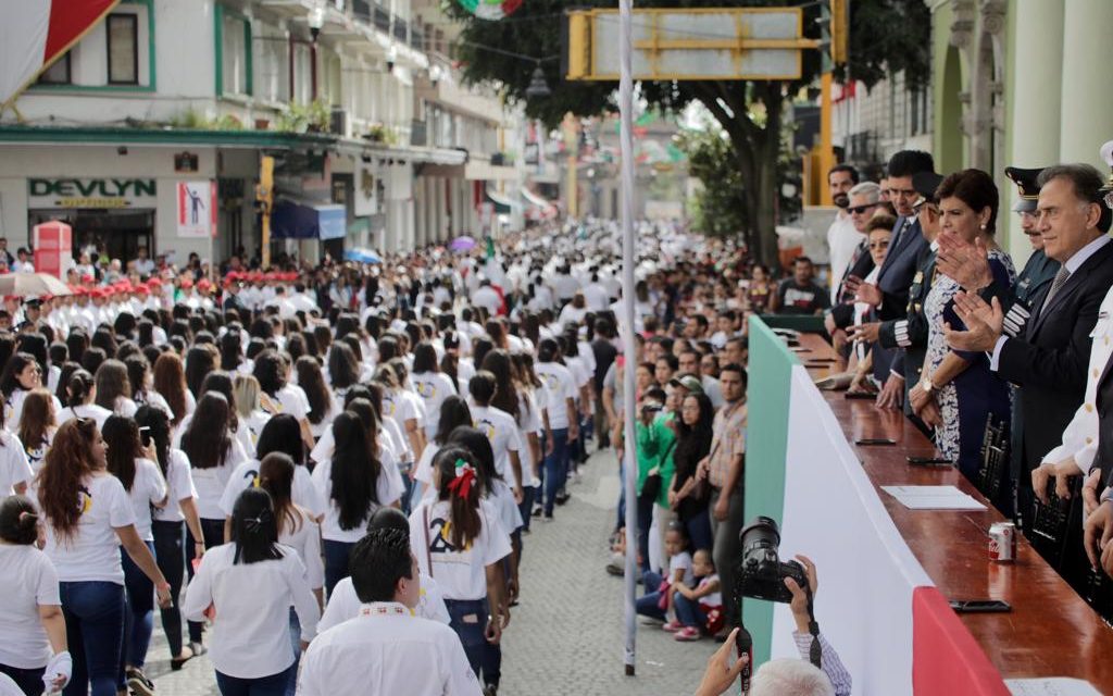 Miles de personas participan y disfrutan del Desfile Cívico-Militar conmemorativo al 208 Aniversario de la Independencia de México, en el centro de Xalapa; el Gobernador Yunes encabezó la ceremonia