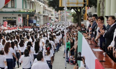 Miles de personas participan y disfrutan del Desfile Cívico-Militar conmemorativo al 208 Aniversario de la Independencia de México, en el centro de Xalapa; el Gobernador Yunes encabezó la ceremonia