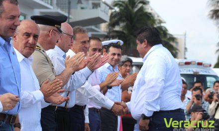 Gobernador entrega alcalde ambulancia avanzada