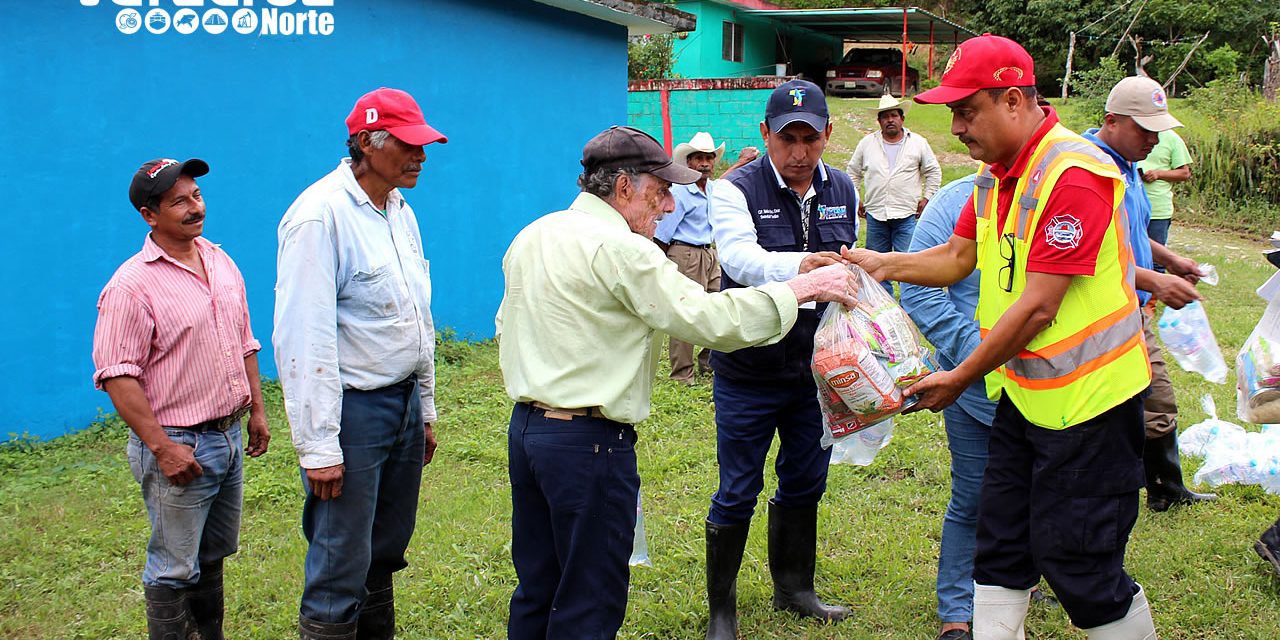 LLEVAN AYUDA A LA COMUNIDAD TUMILCO, QUE ESTABA INCOMUNICADA