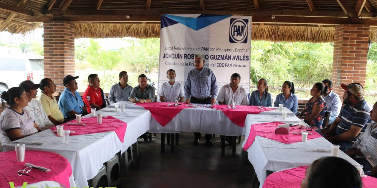Pide Joaquín Guzmán el voto en el municipio de Uxpanapa