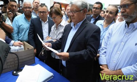 Presenta Guzmán Avilés su registro a la dirigencia estatal del PAN