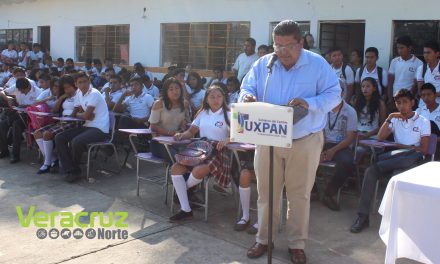 Toño Aguilar y directivos de NATURGY entregaron 68 becas de estudio a estudiantes del Telebachillerato de Aire Libre km 15