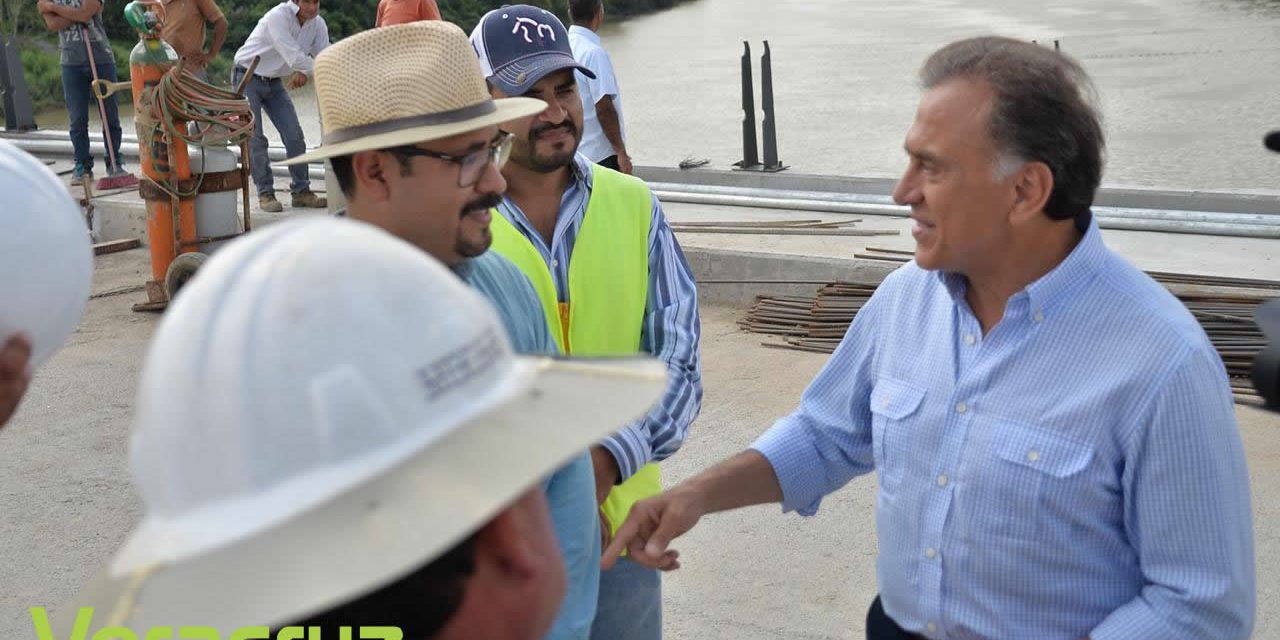 Supervisa el Gobernador Yunes la obra de construcción del Puente Ojite