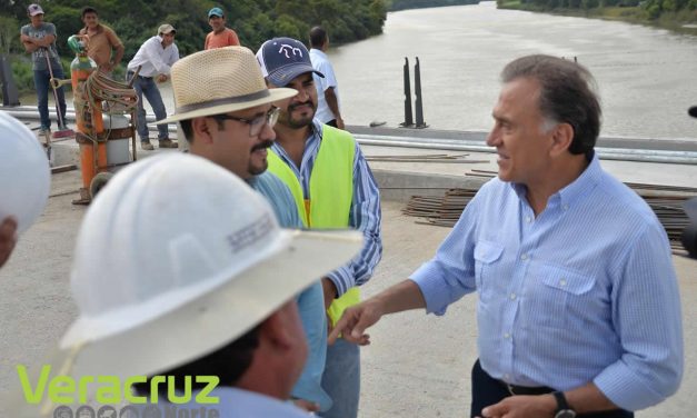 Supervisa el Gobernador Yunes la obra de construcción del Puente Ojite