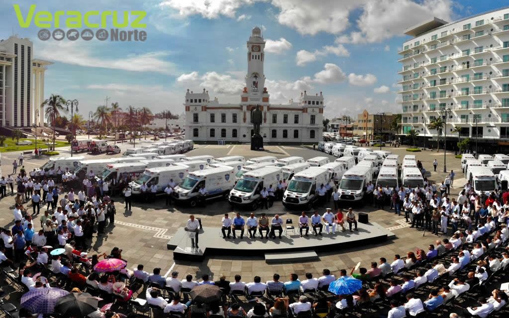 El Gobernador Yunes entrega 100 ambulancias Nuevas