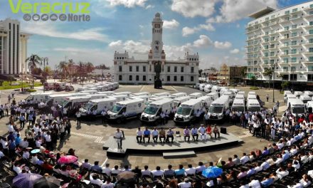 El Gobernador Yunes entrega 100 ambulancias Nuevas