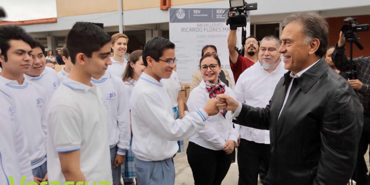 Entrega el Gobernador Yunes obras de infraestructura educativa y equipamiento a escuelas de Xalapa y Coatepec