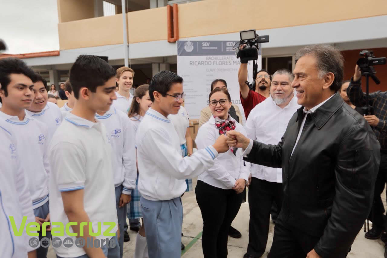 Entrega el Gobernador Yunes obras de infraestructura educativa y equipamiento a escuelas de Xalapa y Coatepec