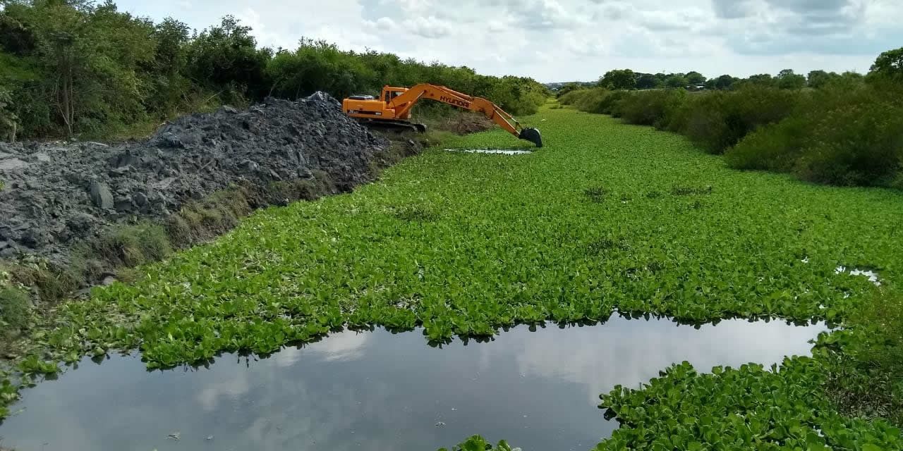 Desazolvan zanja para reducir riesgo de inundación