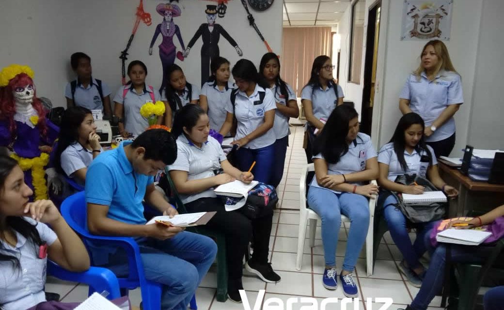 Servicio Municipal de Empleo imparte pláticas a jóvenes de nivel medio superior