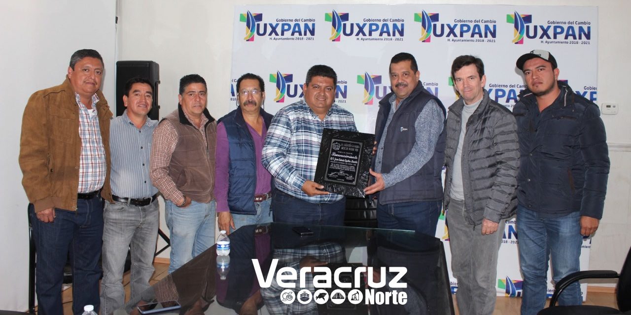 Comité de feria entrega reconocimiento a Toño Aguilar por su gran apoyo a la EXPO Tuxpan 2018