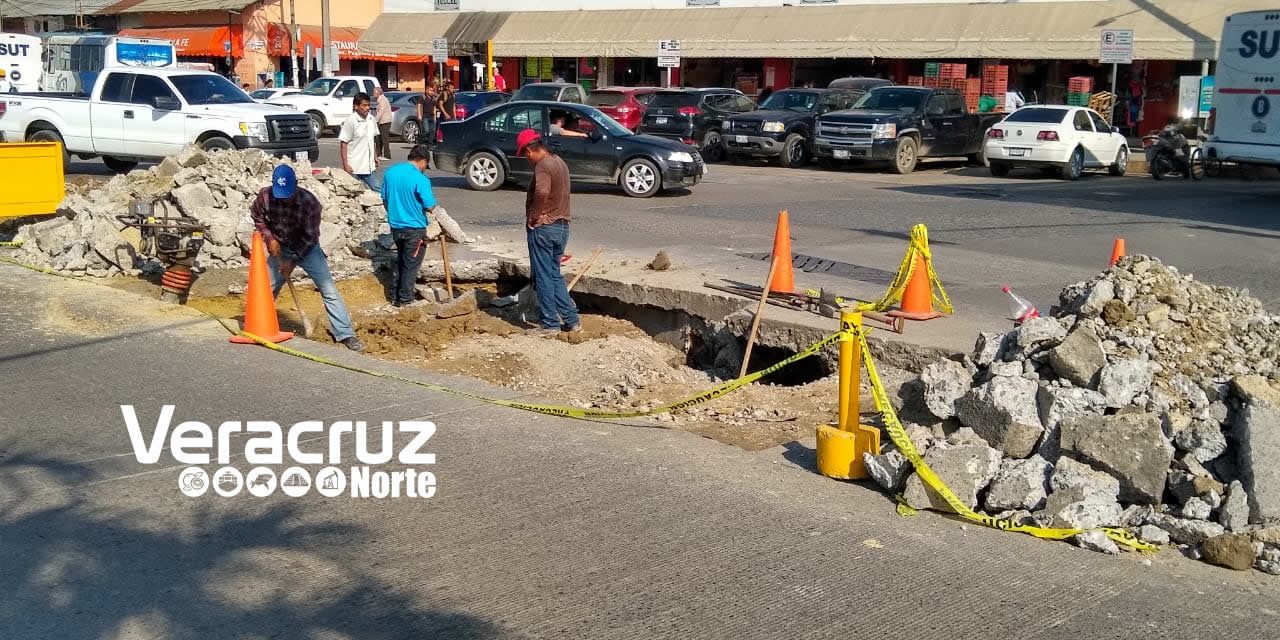 Tuxpan: Drenaje fracturado provocó socavón en la avenida Independencia