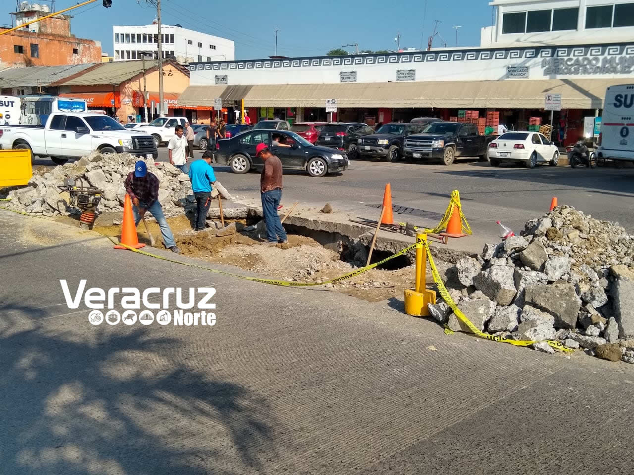 Tuxpan: Drenaje fracturado provocó socavón en la avenida Independencia