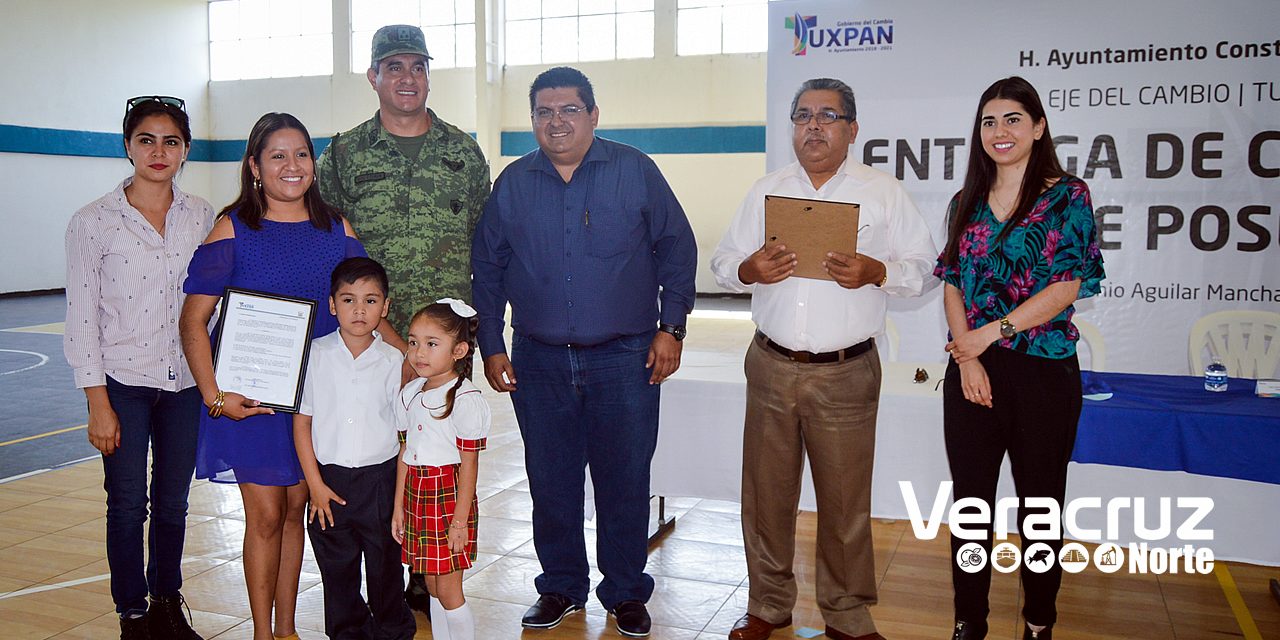 Toño Aguilar entrega cinco Constancias de Posesión para planteles educativos