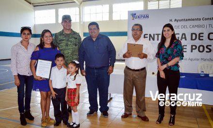 Toño Aguilar entrega cinco Constancias de Posesión para planteles educativos