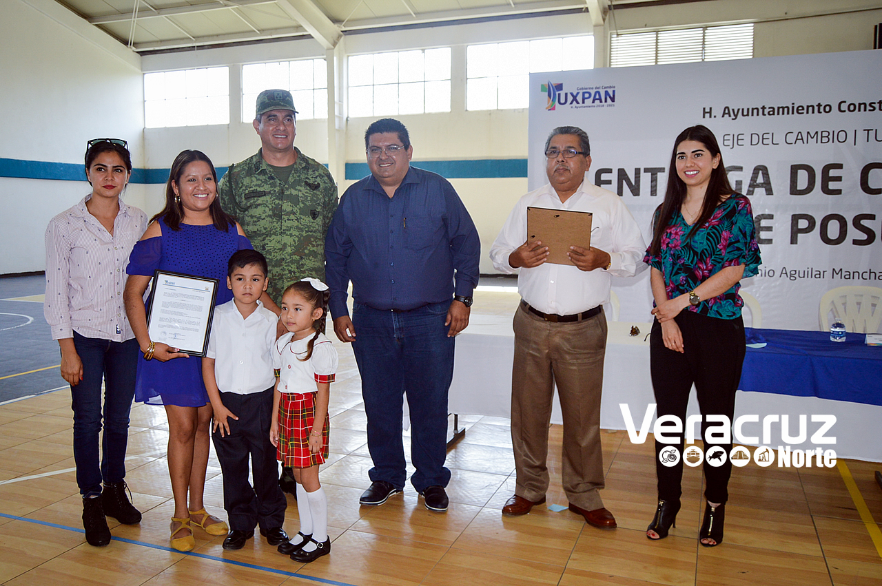 Toño Aguilar entrega cinco Constancias de Posesión para planteles educativos