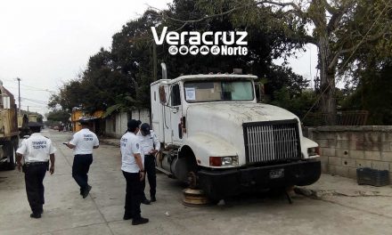 Tránsito Municipal entrega notificaciones a unidades abandonadas