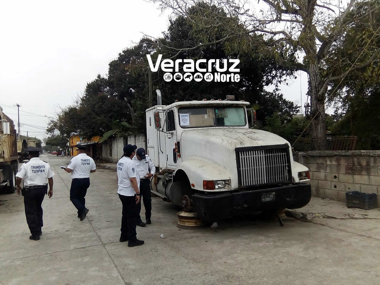 Tránsito Municipal entrega notificaciones a unidades abandonadas