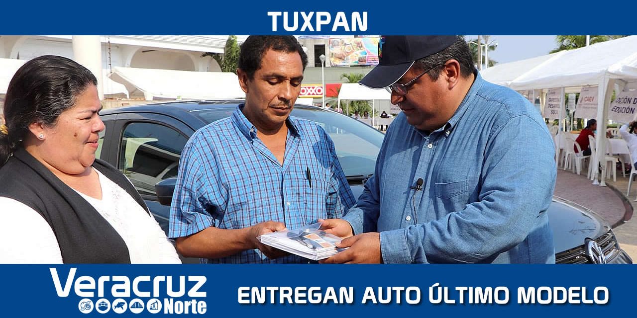 Alcalde entrega auto último modelo a ganador del cobro impuesto predial 2019