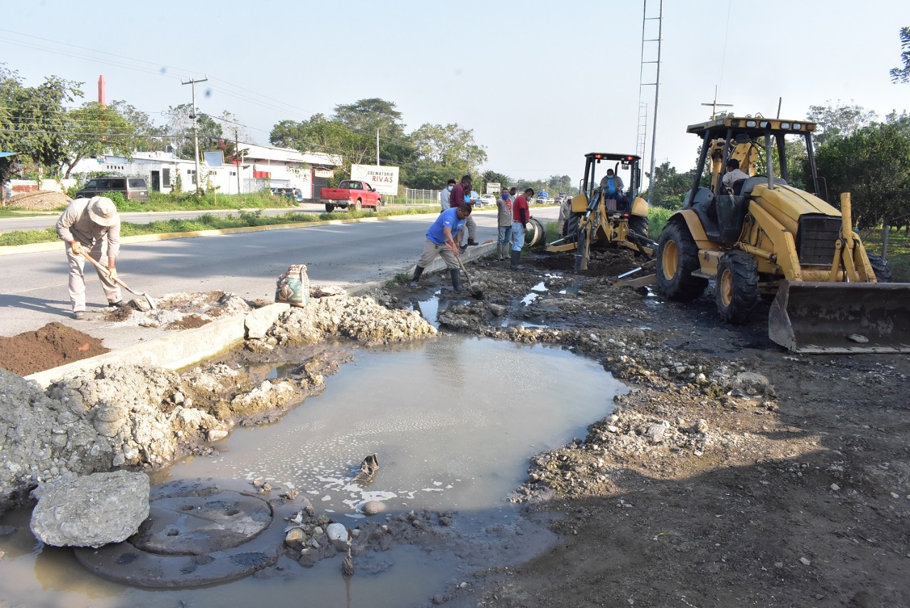 REPARA GOBIERNO DE POZA RICA, COLECTOR FRENTE A VILLA DE LAS FLORES