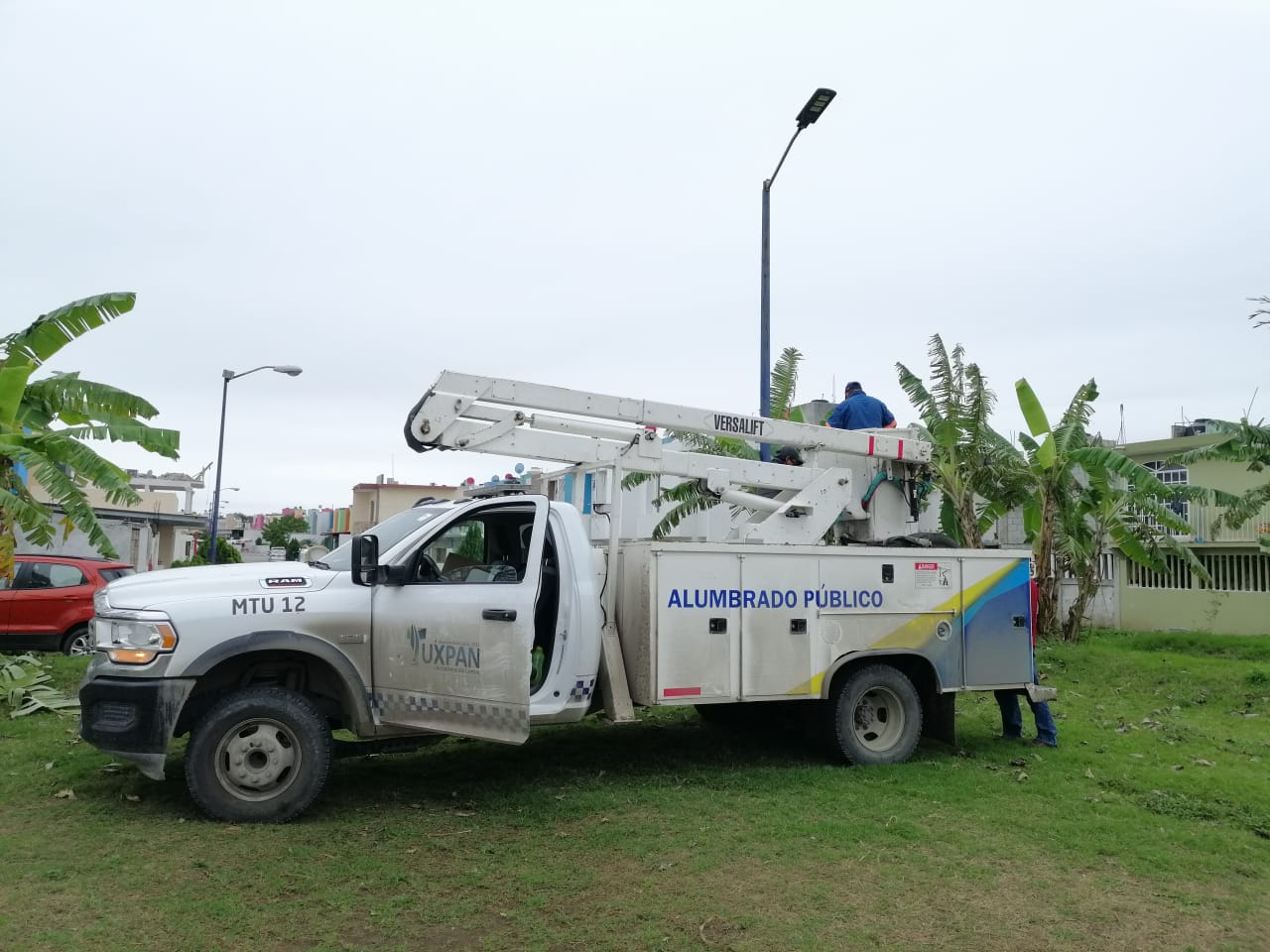 MANTENER EN BUEN ESTADO EL ALUMBRADO PÚBLICO ES PRIORIDAD DEL GOBIERNO DE TUXPAN