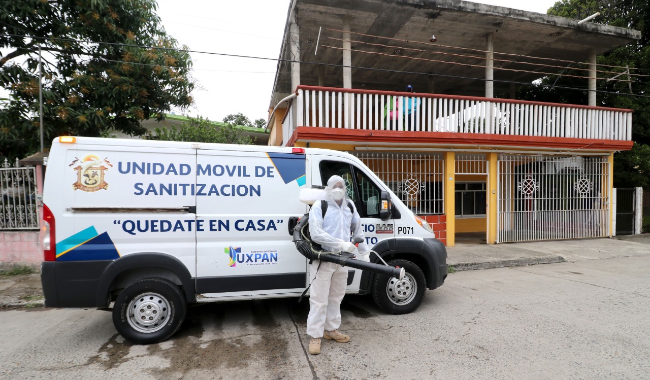 CON UNIDAD MÓVIL DE SANITIZACIÓN, GOBIERNO DE TUXPAN APOYA A FAMILIAS DE ENFERMOS DE COVID-19