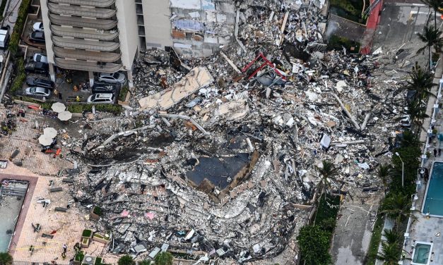 Edificio se derrumba en miami, se registra 1 persona muerta y 100 desaparecidos entre los escombros