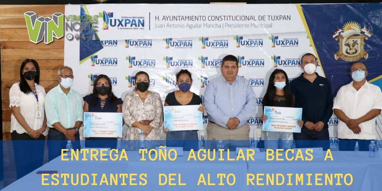ENTREGA TOÑO AGUILAR BECAS A ESTUDIANTES DEL ALTO RENDIMIENTO