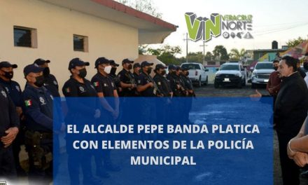 EL ALCALDE PEPE BANDA PLATICA CON ELEMENTOS DE LA POLICÍA  MUNICIPAL