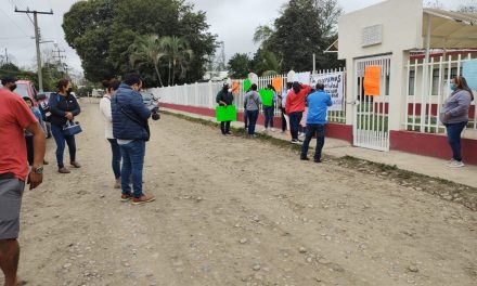 TIHUATLÁN: EXIGEN SEA REMOVIDA MAESTRA DE PRIMARIA EN ZAPOTAL SANTA CRUZ