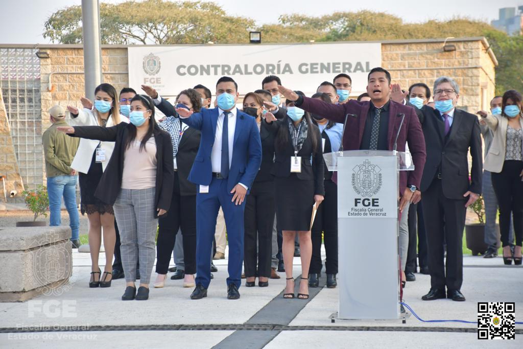 Abogados expresan su compromiso de servir a Veracruz y a México en honores a la bandera